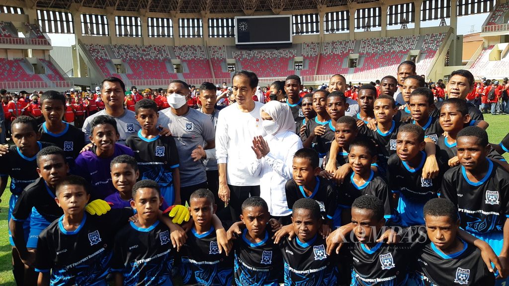 Presiden Joko Widodo berfoto dengan anak-anak yang tergabung Program Papua Football Academy atau Akademi Sepak bola Papua di Stadion Lukas Enembe, Kabupaten Jayapura, Rabu (31/8/2022).