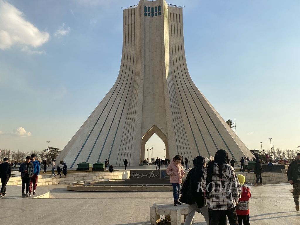 Menara Azadi atau Azadi Tower, salah satu ikon kota Teheran, yang tak jauh dari bandara Mehrabad. Menara ini semula bernama Shahyad Tower yang resmi berdiri sejak 1971. Menara ini dibangun dalam rangka memperingati 2500 tahun kekaisaran Iran. Peringatan itu diinisiasi oleh Mohammad Reza Pahlavi, raja terakhir Iran sebelum revolusi 1979. 