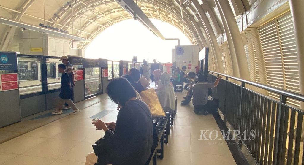 Penumpang LRT Jabodebek menunggu kereta tiba di Stasiun LRT Dukuh Atas, Jakarta Pusat, Selasa (4/6/2024).