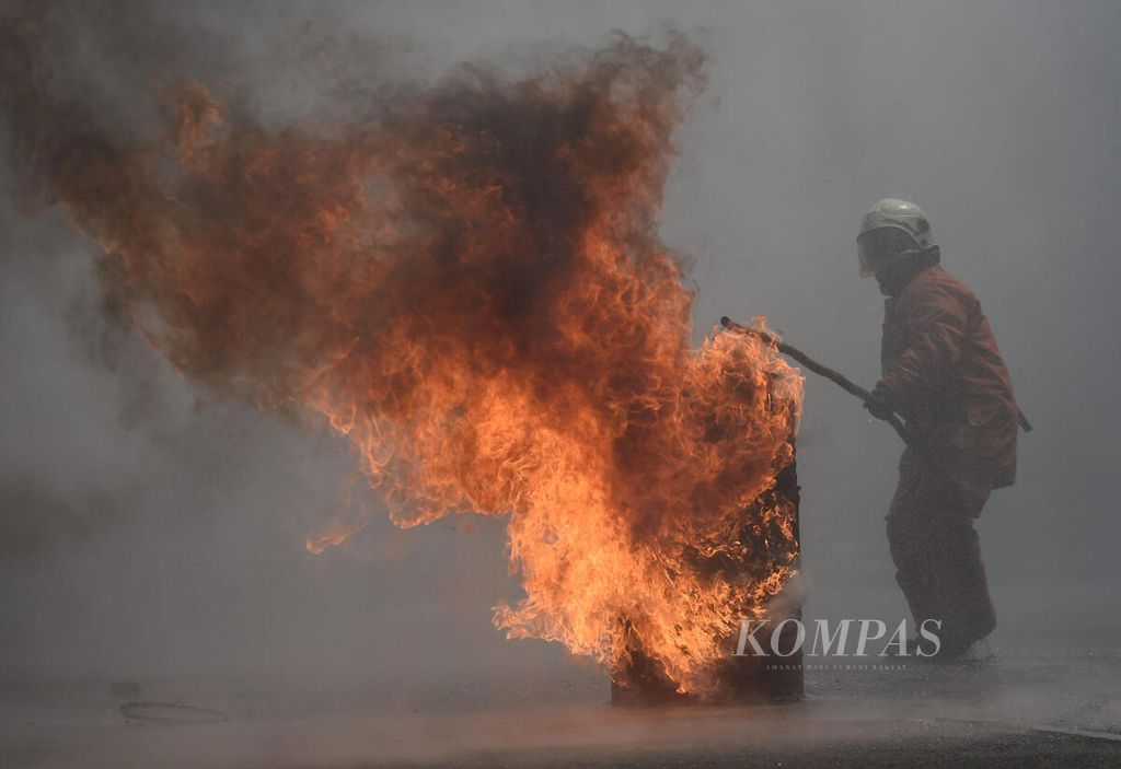 Petugas memadamkan api saat simulasi pemadaman kebakaran seusai Upacara HUT Ke-105 Pemadam Kebakaran dan Penyelamatan di Lapangan Kodam V/Brawijaya, Surabaya, Jawa Timur, Jumat (1/3/2024). 