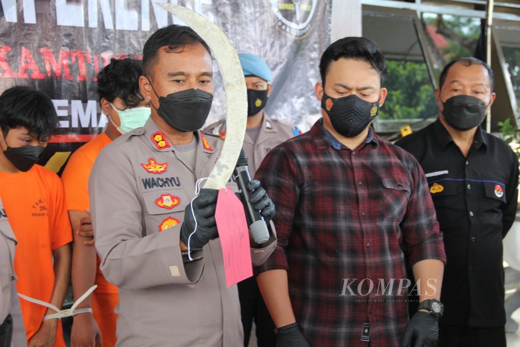 Kepala Kepolisian Resor Sleman Ajun Komisaris Besar Wachyu Tri Budi Sulistiyono menunjukkan celurit yang disita dari pelaku <i>klitih</i> atau kejahatan jalanan dalam konferensi pers, Rabu (29/12/2021), di Markas Kepolisian Resor Sleman, Daerah Istimewa Yogyakarta. Polres Sleman menangkap enam pelaku <i>klitih</i> atau kejahatan jalanan yang menganiaya pengendara sepeda motor pada Senin (27/12/2021) dini hari.