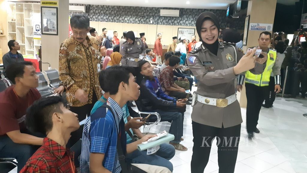 Ilustrasi. Pemohon surat izin mengemudi di Gresik, Jawa Timur, 17 Oktober 2018, mendapatkan penjelasan cara mengunduh <i>game </i>dan testimoni kecelakaan lalu lintas.