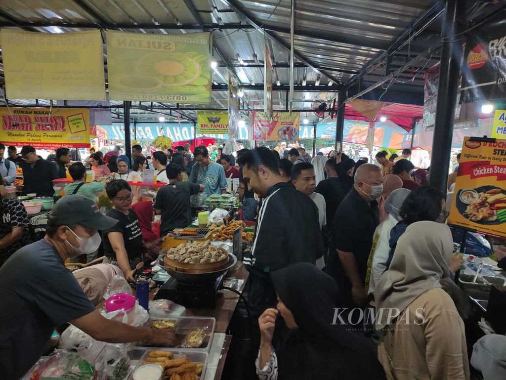Pengunjung Bazaar Takjil Ramadhan Benhil sulit berjalan di antara pedagang karena berdesak-desakan, di Jakarta, Senin (1/4/2024).