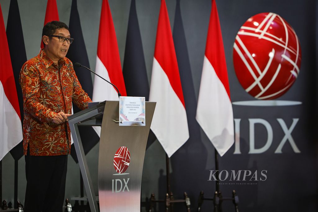 Kepala Eksekutif Pengawas Pasar Modal, Keuangan Derivatif, dan Bursa Karbon Otoritas Jasa Keuangan Inarno Djajadi menyampaikan sambutan dalam penutupan perdagangan Bursa Efek Indonesia (BEI) 2023 di Gedung BEI, Jakarta, Jumat (29/12/2023). Indeks Harga Saham Gabungan (IHSG) melemah 0,43 persen ke level 7.272,797 saat ditutup pada hari terakhir perdagangan BEI tahun 2023. Statistik menunjukkan, 263 saham menguat, 273 saham melemah, dan 228 saham stagnan. 