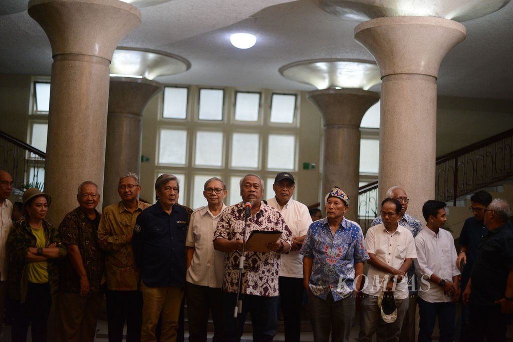 Guru Besar Fakultas Psikologi Universitas Gadjah Mada Koentjoro (tengah) membacakan Petisi Bulaksumur di Balairung UGM, Yogyakarta, Rabu (31/1/2024). 
