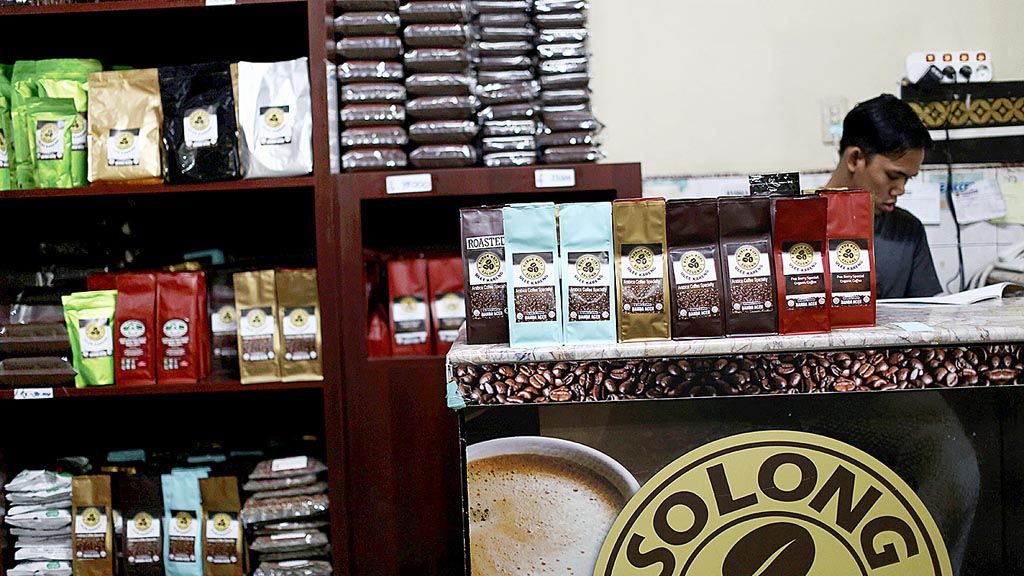 Berbagai kemasan kopi robusta dan arabika yang ditawarkan di Solong Coffee, Ulee Kareng, Banda Aceh, Nanggroe Aceh Darussalam, Selasa (20/12).