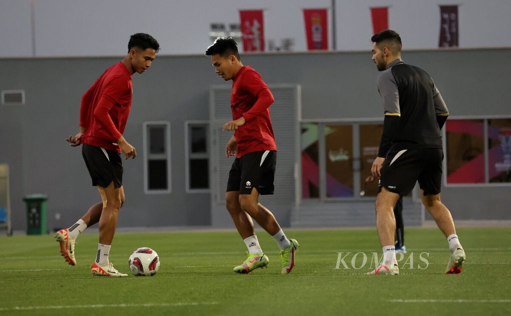 Pemain Indonesia (dari kiri) Marselino Ferdinan, Witan Sulaeman, dan Sandy Walsh, berlatih di lapangan Al Egla Training Facility, Lusail, Qatar, Kamis (18/1/2024). 