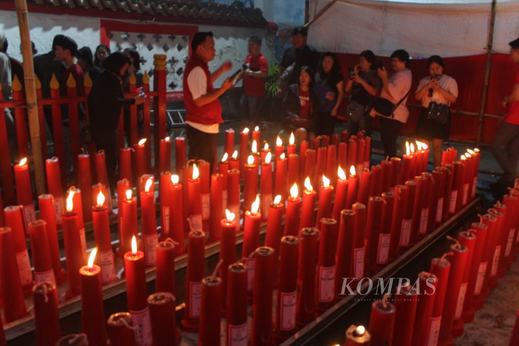 Ratusan lilin berjejer dalam Wihara Dewi Welas Asih di Kota Cirebon, Jawa Barat, pada malam tahun baru China, Imlek 2575 Kongzili, Jumat (9/2/2024).