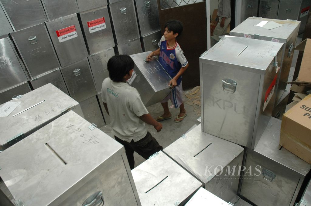 A total of 760 ballot boxes used for the presidential election began to be returned on Tuesday (6/7/2004). The return of the ballot boxes was seen in the KPU Solo warehouse.