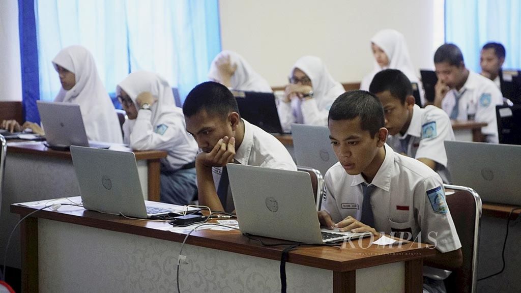 Siswa SMA mengikuti ujian nasional berbasis komputer (UNBK) di SMK Negeri 2 Salatiga, Kota Salatiga, Jawa Tengah, Senin (2/4/2018).