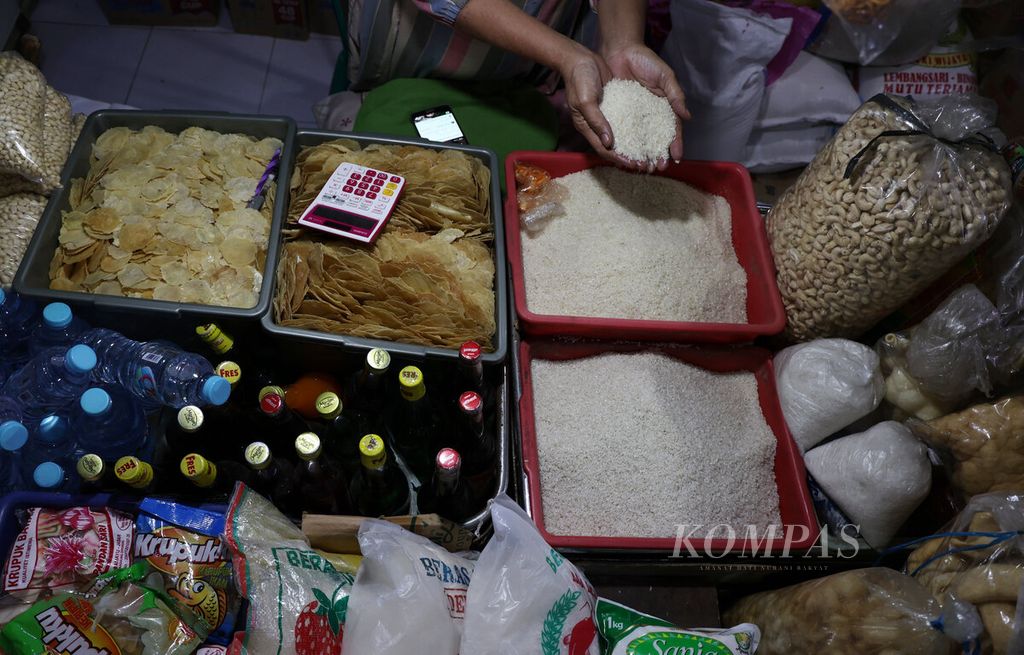 Pedagang memeriksa kualitas beras yang dijualnya di Pasar Jatingaleh, Kota Semarang, Jawa Tengah, Selasa (19/7/2021).