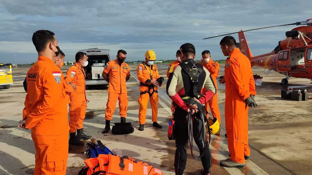 Tim SAR bersiap mengerahkan helikopter HR-3604 jenis Dauphin untuk mencari KM Putra Barokah SN, Selasa (8/3/2022), di perairan Karawang, Jawa Barat. Kapal bermuatan 18 orang itu hilang kontak sejak Minggu (6/3/2022).