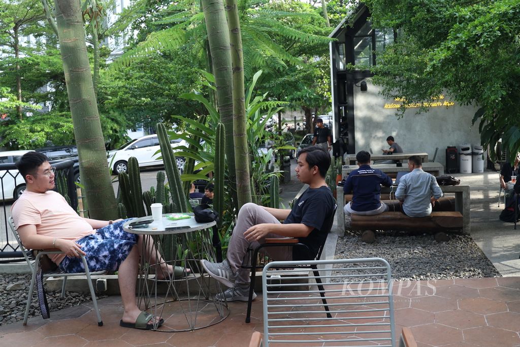 Pengunjung yang rata-rata anak muda memadati sebuah kedai kopi pada sore hari di kawasan Alam Sutera, Tangerang Selatan, Banten, Senin (22/1/2024). Kedai kopi jadi tempat <i>nongkrong</i>, bahkan ruang publik, bagi generasi muda di Tanah Air. Kaum milenial menjadi penggerak gelombang ke-4 industri kopi yang mampu bersaing dengan gerai internasional. Badan Pusat Statistik (BPS) melaporkan, populasi Gen Z mencapai 74,93 juta jiwa pada 2020 atau 27,9 persen komposisi penduduk sekaligus menjadi kelompok terbesar di Indonesia.