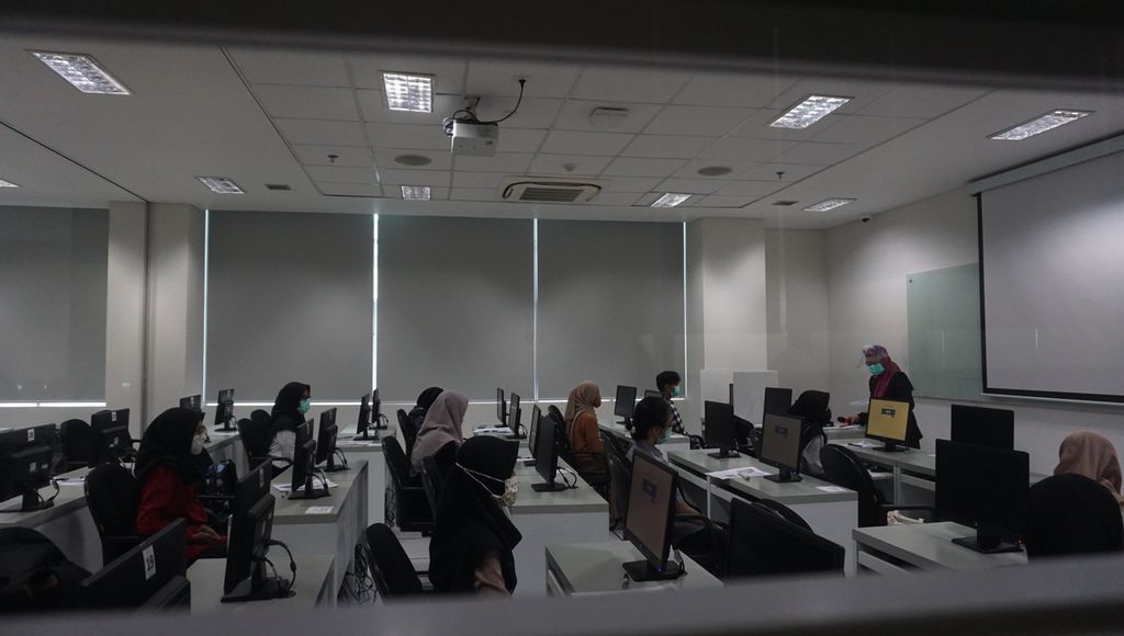 Peserta tes bersiap mengikuti Ujian Tulis Berbasis Komputer Perguruan Tinggi, di FEB UGM, Yogyakarta, Senin (5/7/2020). 