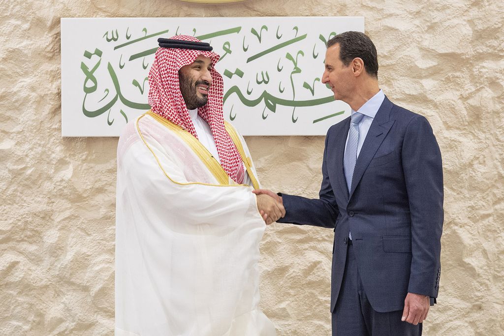 Putra Mahkota Arab Saudi Pangeran Mohammed bin Salman (kiri) menyambut kedatangan Presiden Suriah Bashar al-Assad dalam KTT Liga Arab di Jeddah, Arab Saudi, 19 Mei 2023. 