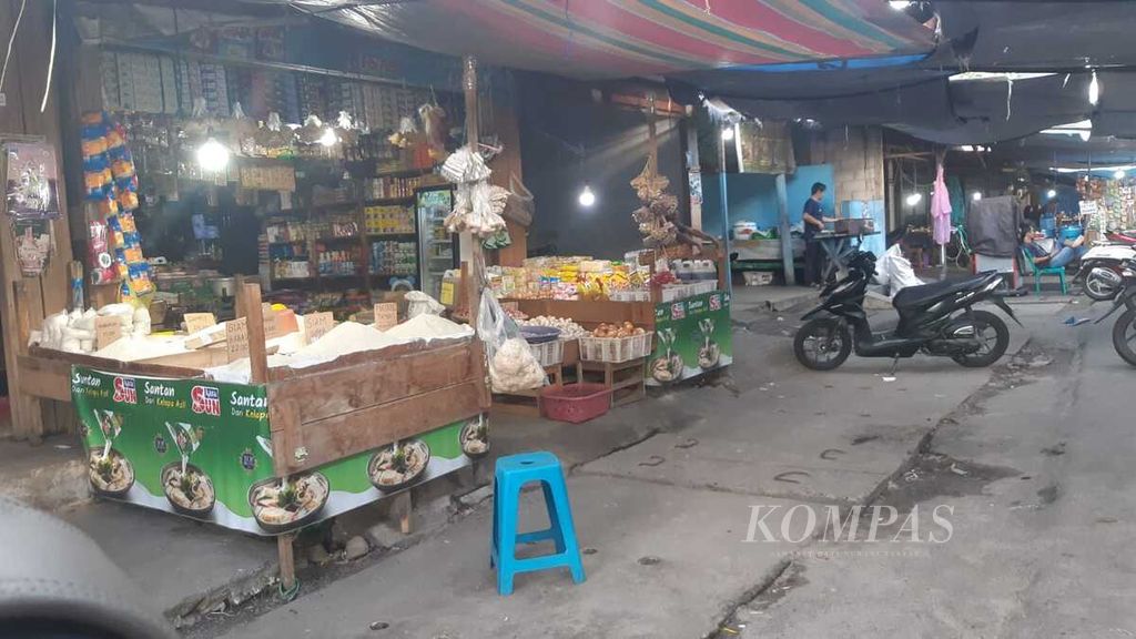 Suasana di Pasar Kahayan, Palangkaraya, Kalimantan Tengah,  Jumat (1/3/2024). Harga beras terus meroket diikuti harga pangan lainnya.
