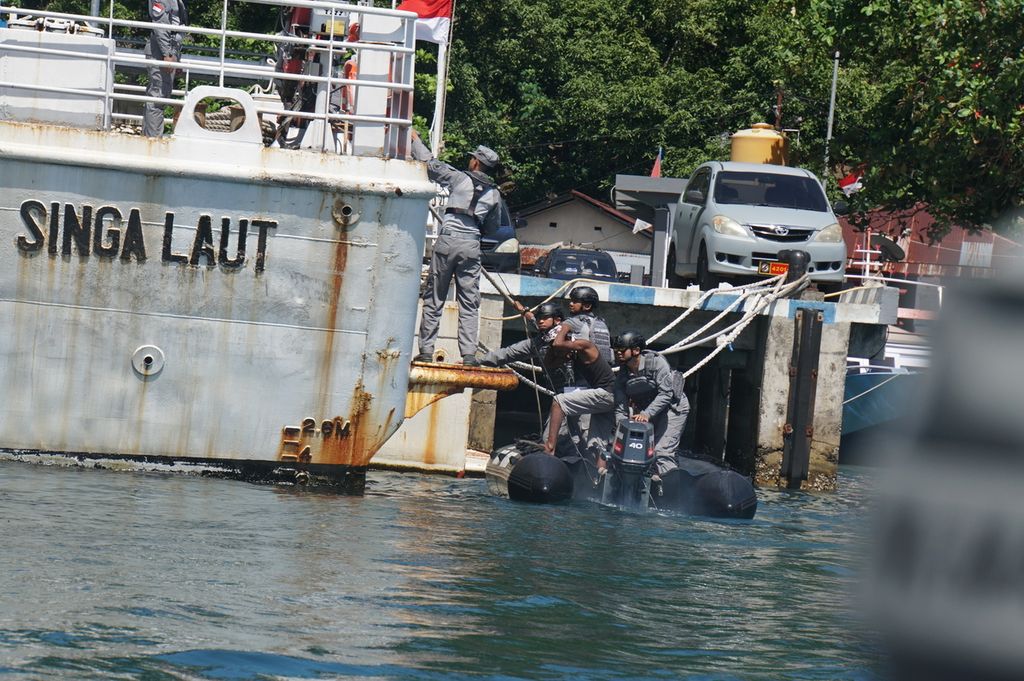 Personel Badan Keamanan Laut (Bakamla) membawa tiga pemeran nelayan asing ke Kapal Negara Singa Laut dalam simulasi penanganan kapal asing pencuri ikan, Kamis (27/2/2020), di perairan Serei, Minahasa Utara, Sulawesi Utara.