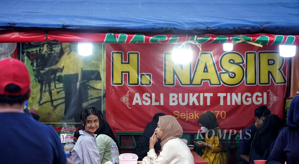 Para pembeli menempati tempat makan saat menunggu waktu buka puasa tiba di lapak-lapak pedagang nasi kapau di kawasan Senen, Jakarta, Rabu (13/3/2024).