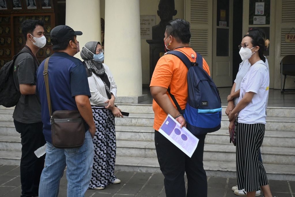 Sejumlah wisatawan yang difasilitasi Jakarta Good Guide saat berada di Gedung Joang '45, Rabu (7/8/2022) pagi. Tren wisata di Ibu Kota kian digemari warga setelah pandemi.