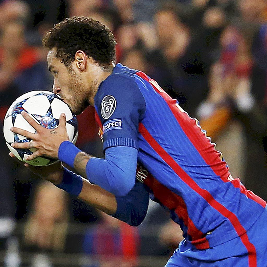 Neymar mencium bola yang dia ceploskan ke gawang Paris Saint-Germain saat Barcelona mencetak sejarah di Camp Nou, Rabu (8/3). Barca membalik kekalahan 0-4 pada laga pertama babak 16 besar Liga Champions menjadi kemenangan 6-1 pada laga kedua. 