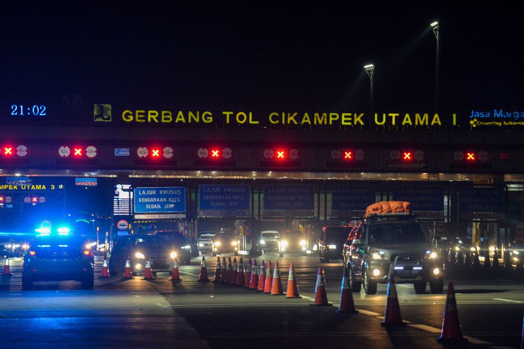 Sebuah mobil membawa barang bawaan di atas kap mobil ketika melintas di Kilometer 70 Tol Jakarta-Cikampek, Karawang, Jawa Barat, Selasa (25/4/2023). Puncak arus balik diperkirakan akan terdistribusi dalam beberapa hari hingga 1 Mei 2023, dengan peningkatan terjadi pada 26-29 April 2023. Sebelumnya puncak arus balik diperkirakan terjadi pada Senin 24 April hingga Rabu 26 April 2023.