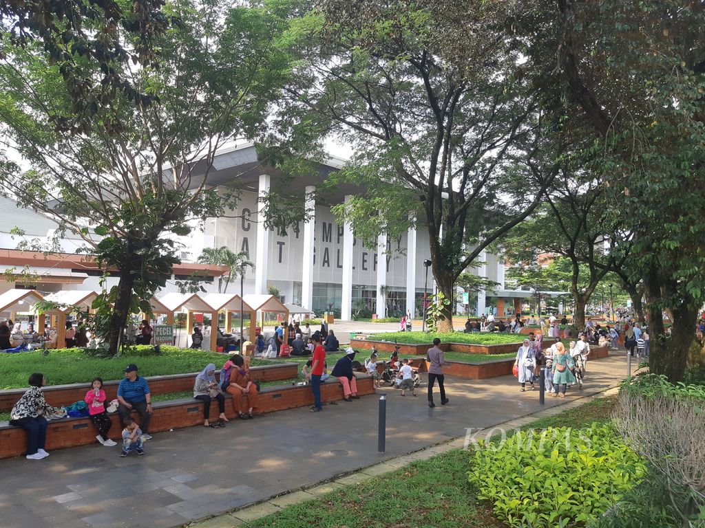 Ribuan pengunjung memadati TMII, Jakarta Timur, untuk menghabiskan libur Lebaran, Kamis (11/4/2024). Mereka ingin menikmati kekayaan budaya Nusantara dan melihat hasil revitalisasi yang diresmikan pada September 2023. 