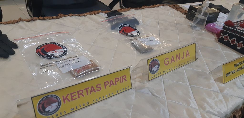 Beberapa barang bukti yang disita polisi dari kediaman Ardhito Pramono. Polres Metro Jakarta Barat mengadakan rilis kasus penyalahgunaan narkotika jenis ganja oleh figur publik Ardhito Pramono, di Jakarta (13/1/2022).