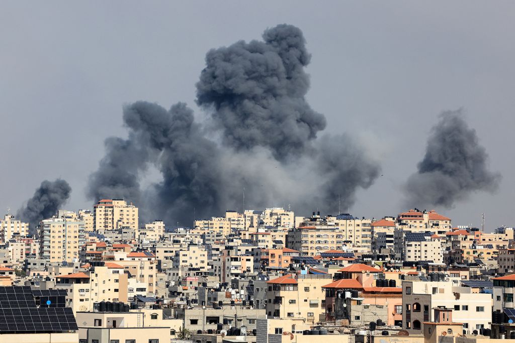 Asap mengepul di Kota Gaza pada 7 Oktober 2023 selama serangan udara Israel. Militan Palestina memulai perang melawan Israel setelah rentetan roket ditembakkan dan para pejuang dari daerah kantong Palestina menyusup ke Israel.