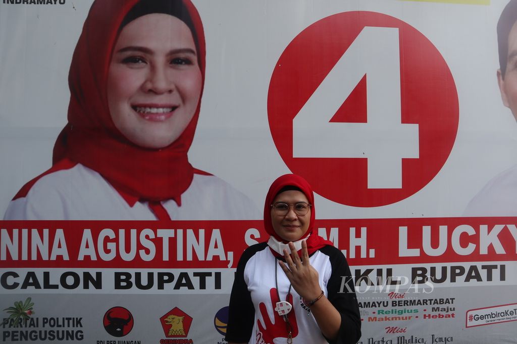 Calon bupati Indramayu nomor urut 4, Nina Agustina, saat diwawancarai di kediamannya di Losarang, Kabupaten Indramayu, Jawa Barat, Senin (26/10/2020).