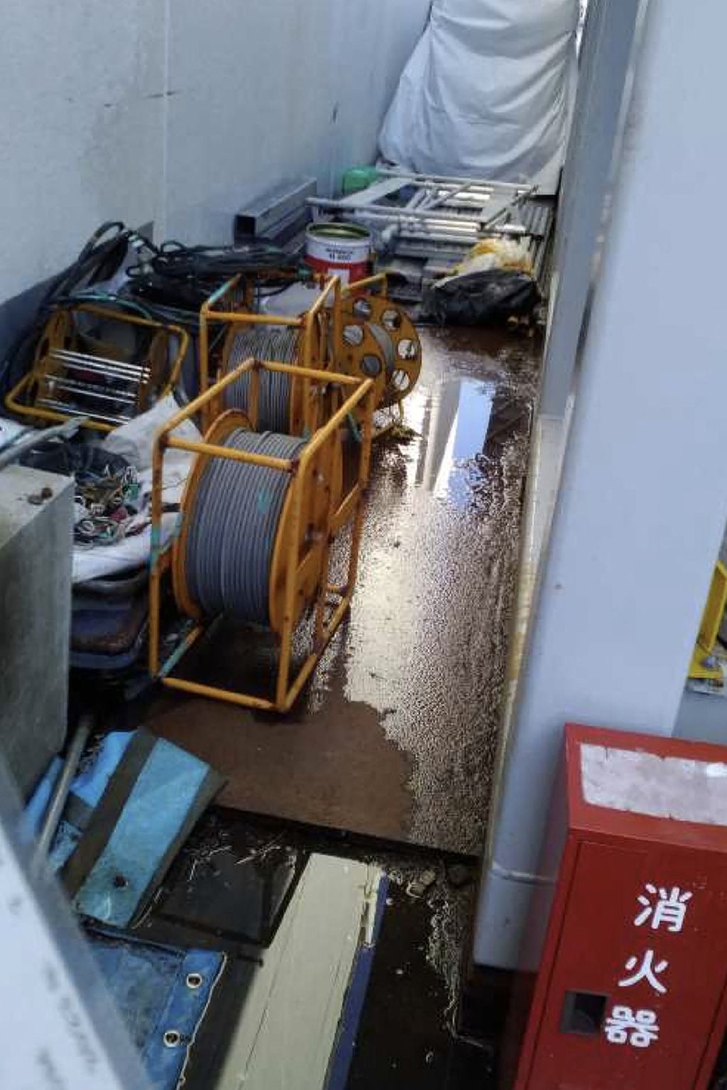 Foto selebaran yang diambil pada 7 Februari 2024 dan dirilis oleh Tokyo Electric Power Company (Tepco) pada 8 Februari ini menunjukkan air yang terkontaminasi (C) di tanah, disebabkan oleh kebocoran, yang ditemukan berasal dari ventilasi yang terhubung ke perangkat absorpsi cesium, di PLTN Fukushima Daiichi di Okuma, Prefektur Fukushima. 