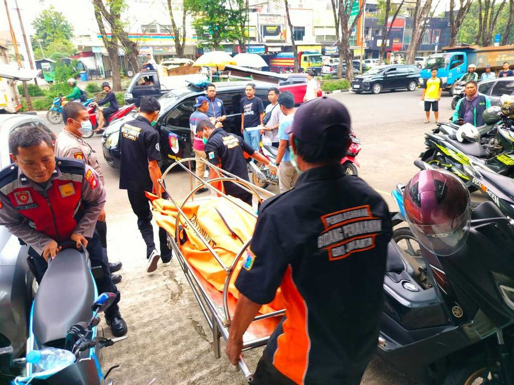 Polisi membawa jasad RN (34) yang ditemukan tewas di ruko Jalan Boulevard Kelapa Gading, Jakarta Utara, Sabtu (20/4/2024).