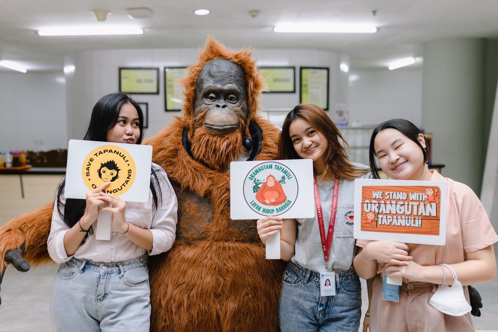Yayasan Kehati bersama Yayasan Orangutan Sumatera Lestari - Orangutan Information Centre (OIC) dengan dukungan The Body Shop Indonesia melakukan Roadshow Peduli Orangutan Tapanuli 2023 di kampus Universitas Multimedia Nusantara, Tangerang, Rabu (15/3/2023).