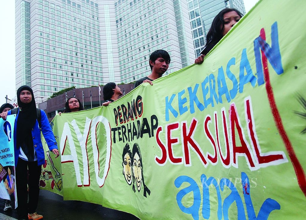 Warga membentangkan spanduk saat mengikuti aksi unjuk rasa menolak kejahatan seksual yang digelar oleh Koalisi Aksi Solidaritas Darurat Nasional Kejahatan seksual terhadap Anak di Bundaran Hotel Indonesia, Jakarta Pusat, Minggu (13/1/2013). 