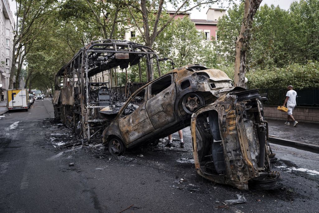 Onggokan mobil-mobil dan bus yang dibakar massa dalam unjuk rasa dan kerusuhan massa terlihat di Lyon, Perancis, Jumat (30/6/2023). 