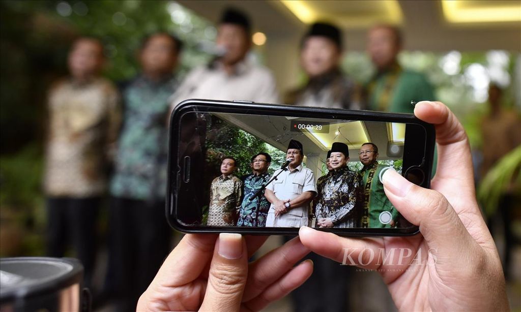Ketua Umum Partai Gerindra Prabowo Subianto dan Plt Ketua Umum Partai Persatuan Pembangunan (PPP) Suharso Monoarfa memberikan keterangan setelah keduanya mengadakan pertemuan di kediaman Prabowo di Jakarta, 15 Agustus 2019. 