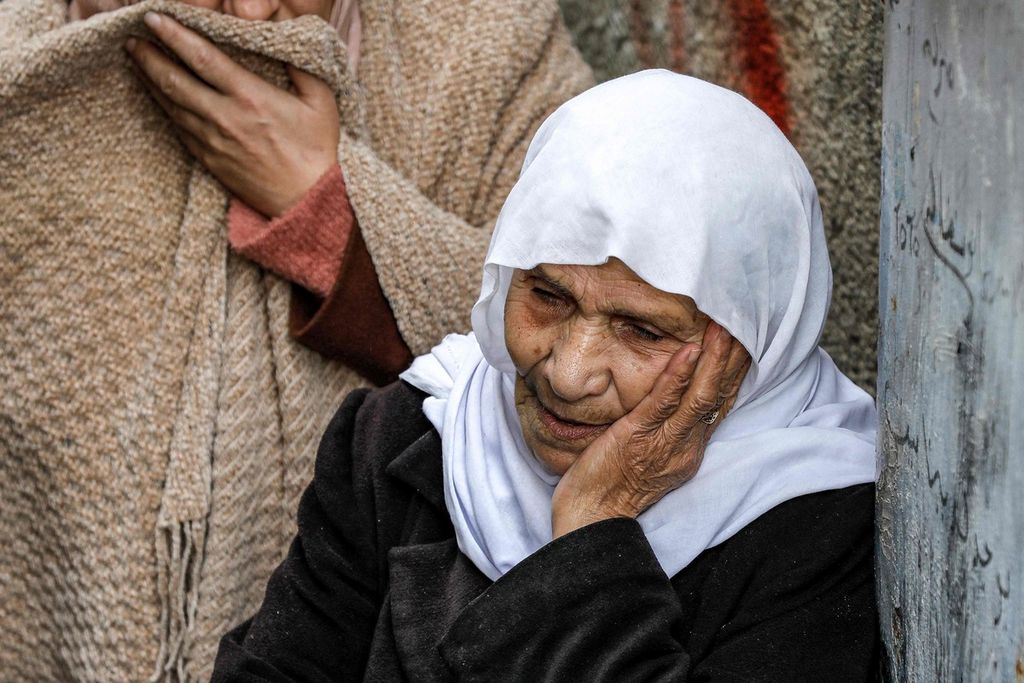 Seorang nenek, kerabat dari korban serangan Israel, tampak sangat berduka, Selasa (30/1/2024).