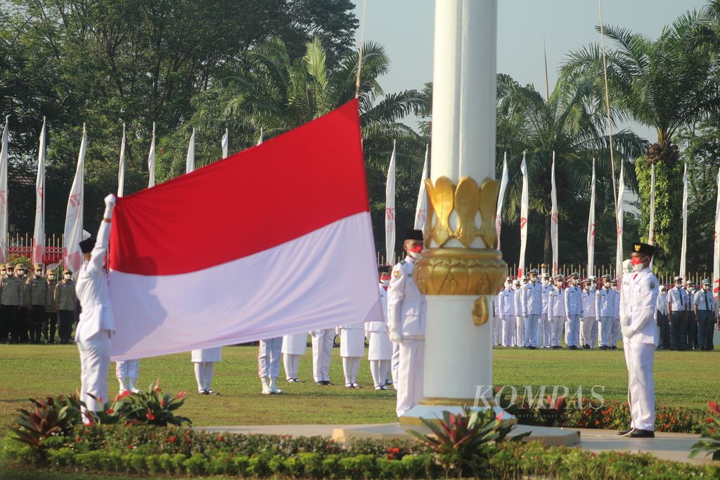 Pengibaran bendera pada peringatan Hari Ulang Tahun ke 77 tahun Republik Indonesia di Rumah Dinas Gubernur Sumatera Selatan, Rabu (17/8/2022). Perayaan tahun ini lebih ramai dibanding tahun lalu yang terbatas lantaran pandemi.