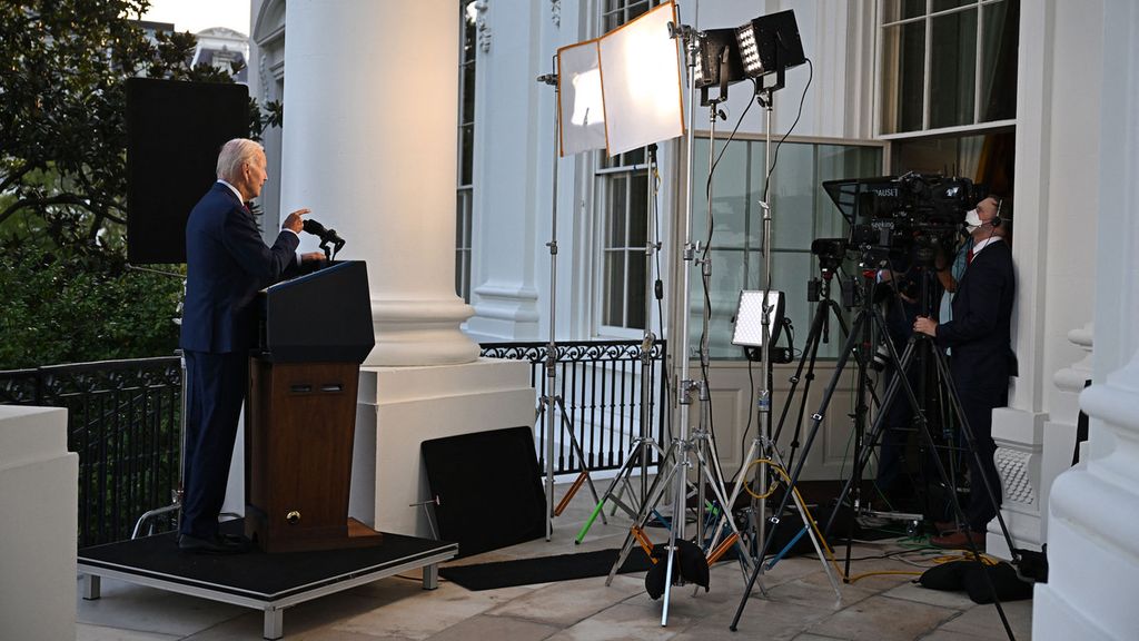 Presiden Amerika Joe Biden menyampaikan keberhasilan operasi kontraterorisme yang 'yang menewaskan pemimpin Al-Qaeda, Ayman al-Zawahiri, dari balkon Ruang Biru Gedung Putih, Washington, Amerika Serikat, Senin (1/8/2022). 