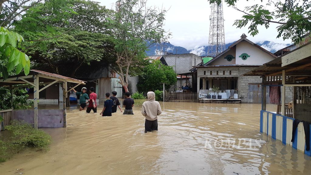 Sejumlah warga memeriksa sejumlah rumah yang terendam banjir untuk menyelamatkan barang-barang yang bisa selematkan di Kelurahan Ujuna, Kecamatan Palu Barat, Kota Palu, Sulawesi Tengah, Selasa (6/9/2022). Banjir melanda permukiman warga di pinggir Sungai Palu akibat luapan sungai tersebut.