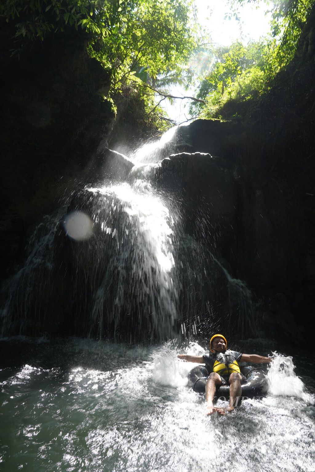 Tourists enjoyed the Santirah River Tubing attraction in Selasari Village, Parigi District, Pangandaran Regency, West Java, on Saturday (4/5/2024). The 1,500-meter journey along the Santirah River, passing through four caves and five waterfalls, took two hours to complete.
