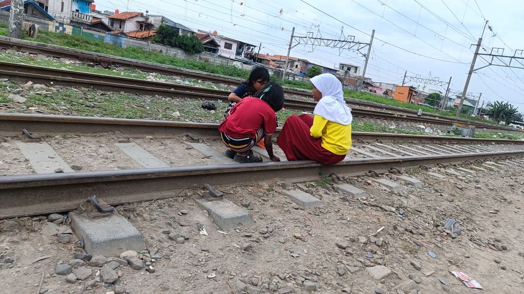 Anak-anak Kampung Bahari, Kelurahan Tanjung Priok, Jakarta Utara, bermain di rel kereta api, Jumat (21/10/2022).