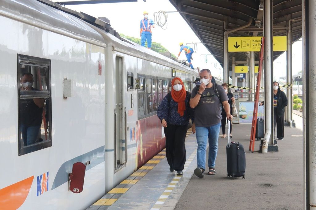 Penumpang berjalan di peron Stasiun Cirebon, Kota Cirebon, Jawa Barat, beberapa waktu lalu.