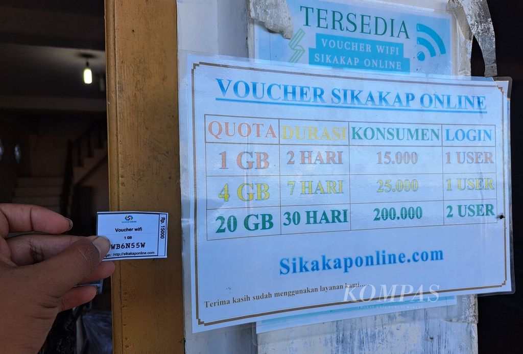 Bentuk kupon dan daftar harga Wi-Fi berbayar dari internet satelit di kawasan dermaga Polaga, Desa Sikakap, Kecamatan Sikakap, Kepulauan Mentawai, Sumatera Barat, Rabu (21/6/2023). 