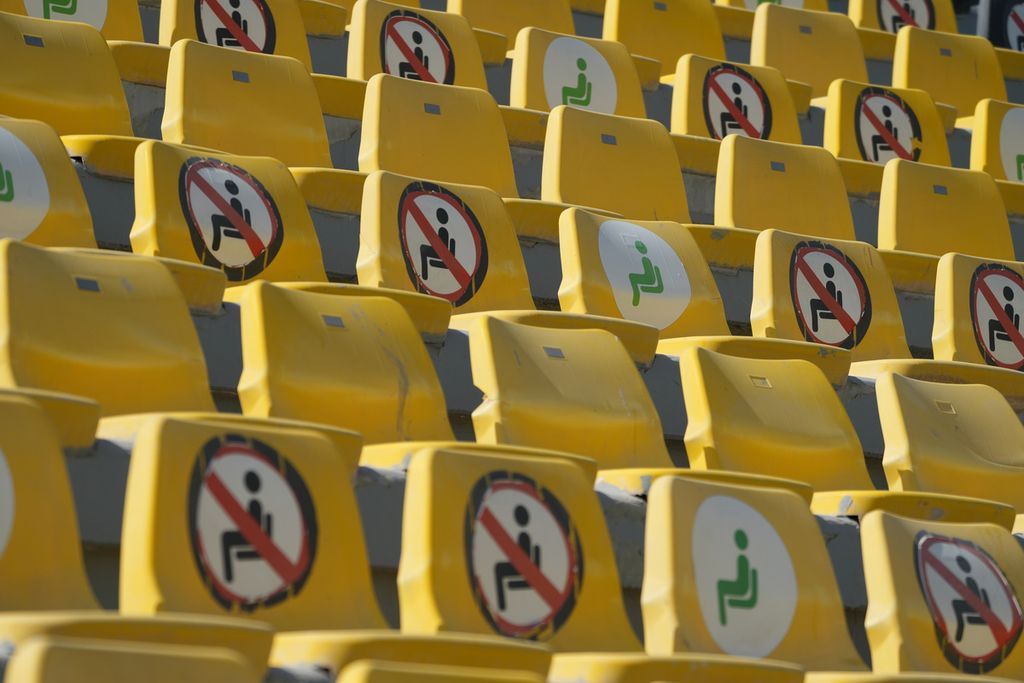 Kursi penonton di Doha Sports Club, Qatar, tempat simulasi wasit yang akan bertugas memimpin pertandingan sepak bola Piala Dunia 2022, Jumat (18/11/2022). Sebanyak 36 wasit, 69 asisten wasit, dan 24 pemantau video pertandingan dilibatkan dalam Piala Dunia 2022 yang berlangsung 20 November-18 Desember 2022.