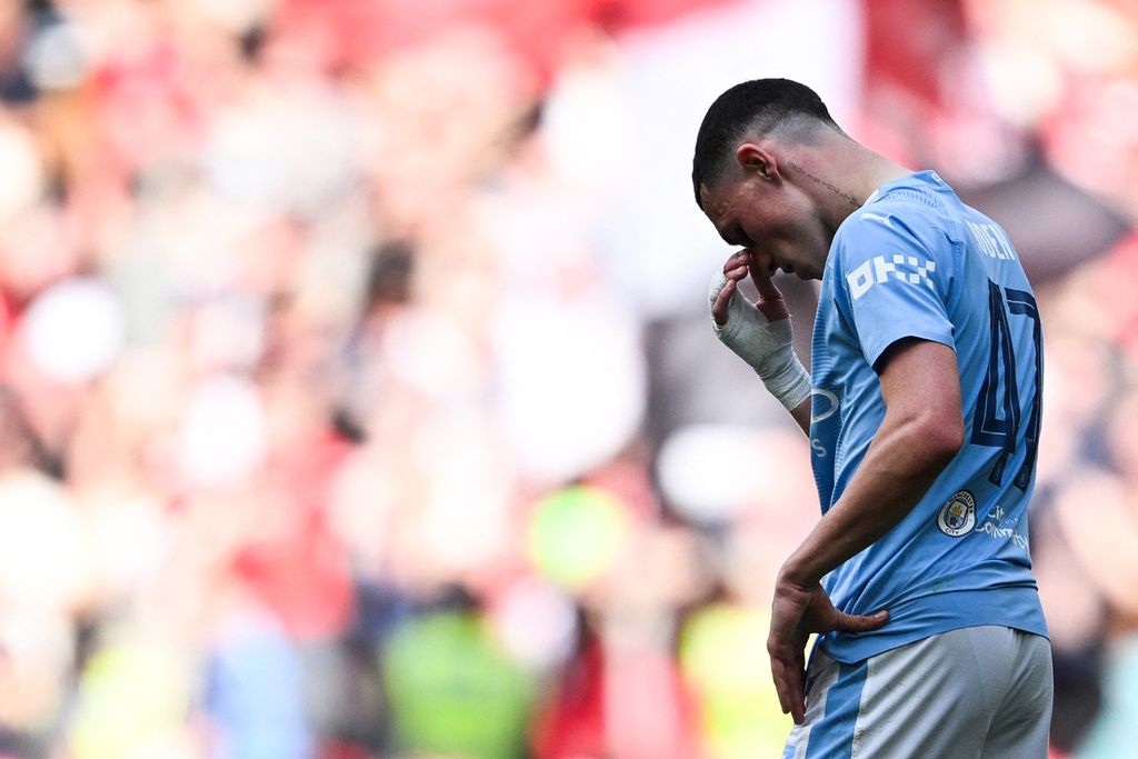 Gelandang Manchester City, Phil Foden, tertunduk lesu setelah kalah 1-2 dari Manchester United pada final Piala FA di Wembley, London, Inggris, Sabtu (25/5/2024). 