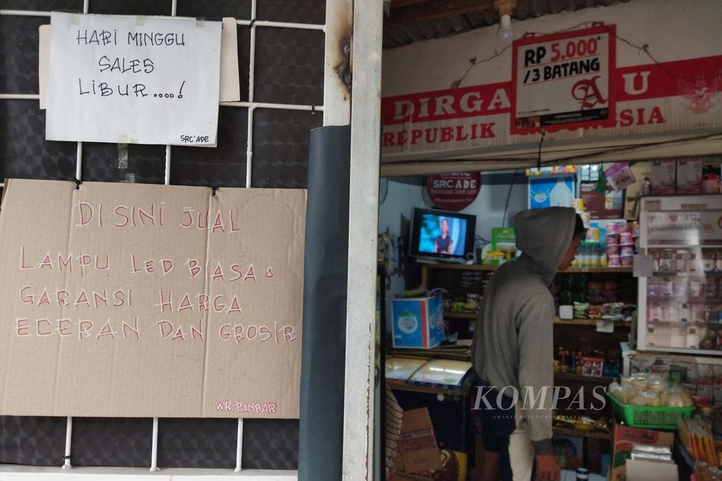 Warga berbelanja di toko kelontong Warung Palbara milik Ade (42) di Panaragan Baru, Bogor Tengah, Kota Bogor, Kamis (26/5/2022). Ade berusaha berinovasi mengikuti selera pasar dan konsumen, salah satunya dengan metode pembayaran melalui <i>handphone</i>. 