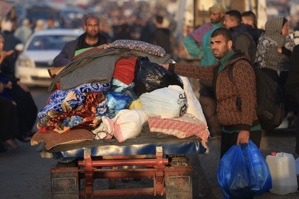 Warga Palestina, yang mengungsi di tempat penampungan sementara, kembali ke rumah mereka di timur Khan Yunis di Jalur Gaza selatan pada jam-jam pertama jeda kemanusiaan empat hari, Jumat (24/11/2023). 