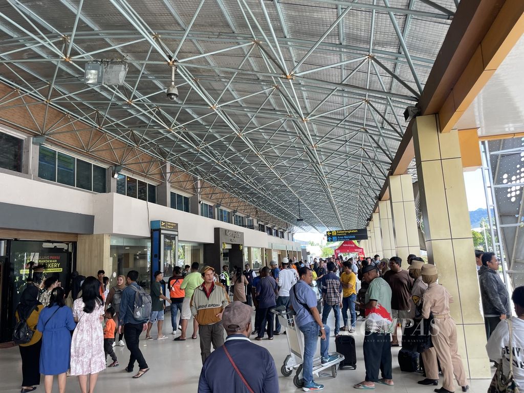 Aktivitas penumpang di Bandara Udara Sentani, Jayapura, Papua, Minggu (7/4/2024).