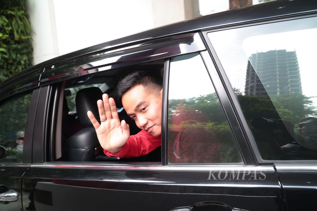 Wali kota Surakarta Gibran Rakabuming Raka melambaikan tangan kepada wartawan seusai memenuhi panggilan DPP PDI-P untuk memberi klarifikasi terkait pertemuannya dengan Ketua Umum Partai Gerindra Prabowo Subianto dan sukarelawan Jokowi, Senin (22/5/2023), di Kantor DPP PDI-P, Jakarta. 