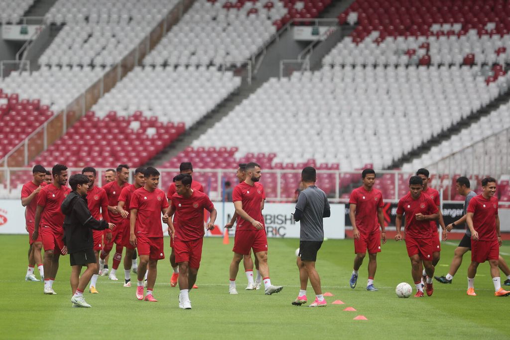 Para pemain tim nasional Indonesia melakukan pemanasan pada sesi latihan tim di Stadion Utama Gelora Bung Karno, Jakarta, Rabu (28/12/2022). Tim asuhan pelatih Shin Tae-yong ini akan menghadapi Thailand pada laga ketiga Grup A Piala AFF, Kamis (29/12) pukul 16.30. 